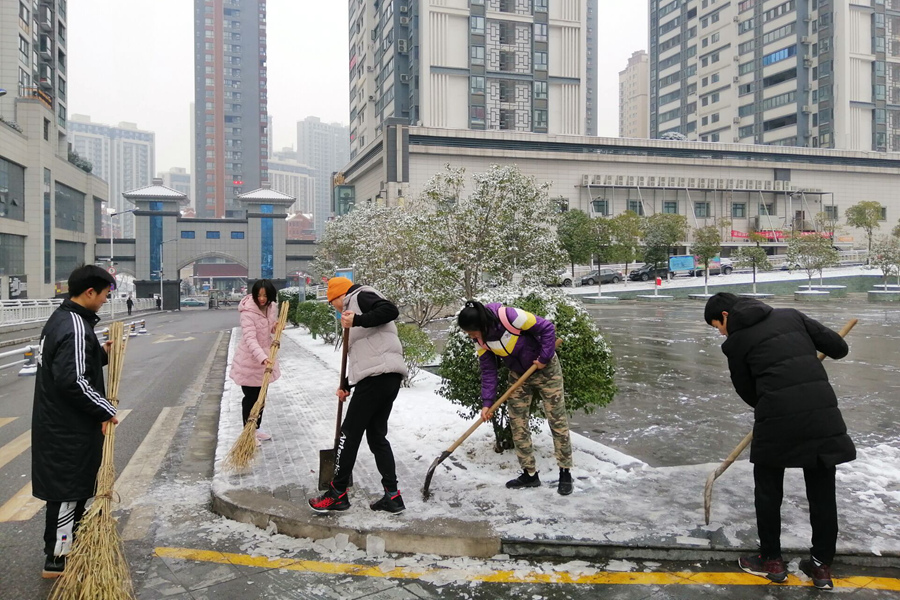 铲冰除雪我们在行动